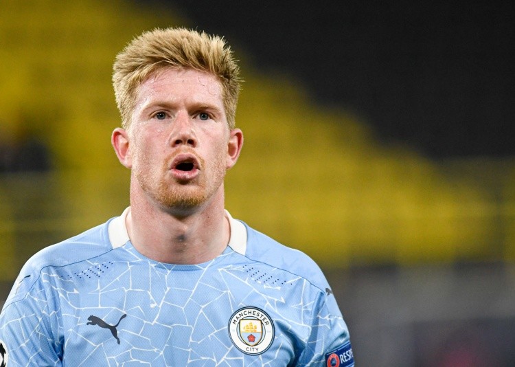 杨瀚森NBA生涯首次首发，被打到面部痛苦倒地，裁判未及时吹停比赛引争议（杨瀚森NBA生涯首次首发遭击中面部痛苦倒地，裁判未及时叫停引发争议）