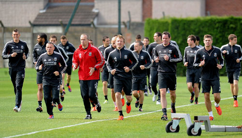英超-利物浦2-0客胜十人西汉姆，加克波传射建功，萨拉赫未登场（英超：利物浦客场2-0击败十人西汉姆，加克波传射立功，萨拉赫未出场）