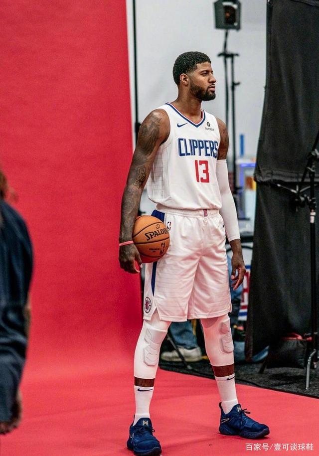 百步穿杨！雷蒙底角三分一箭穿心 帮助北京反超比分（箭无虚发！雷蒙底角三分穿心助北京实现反超）