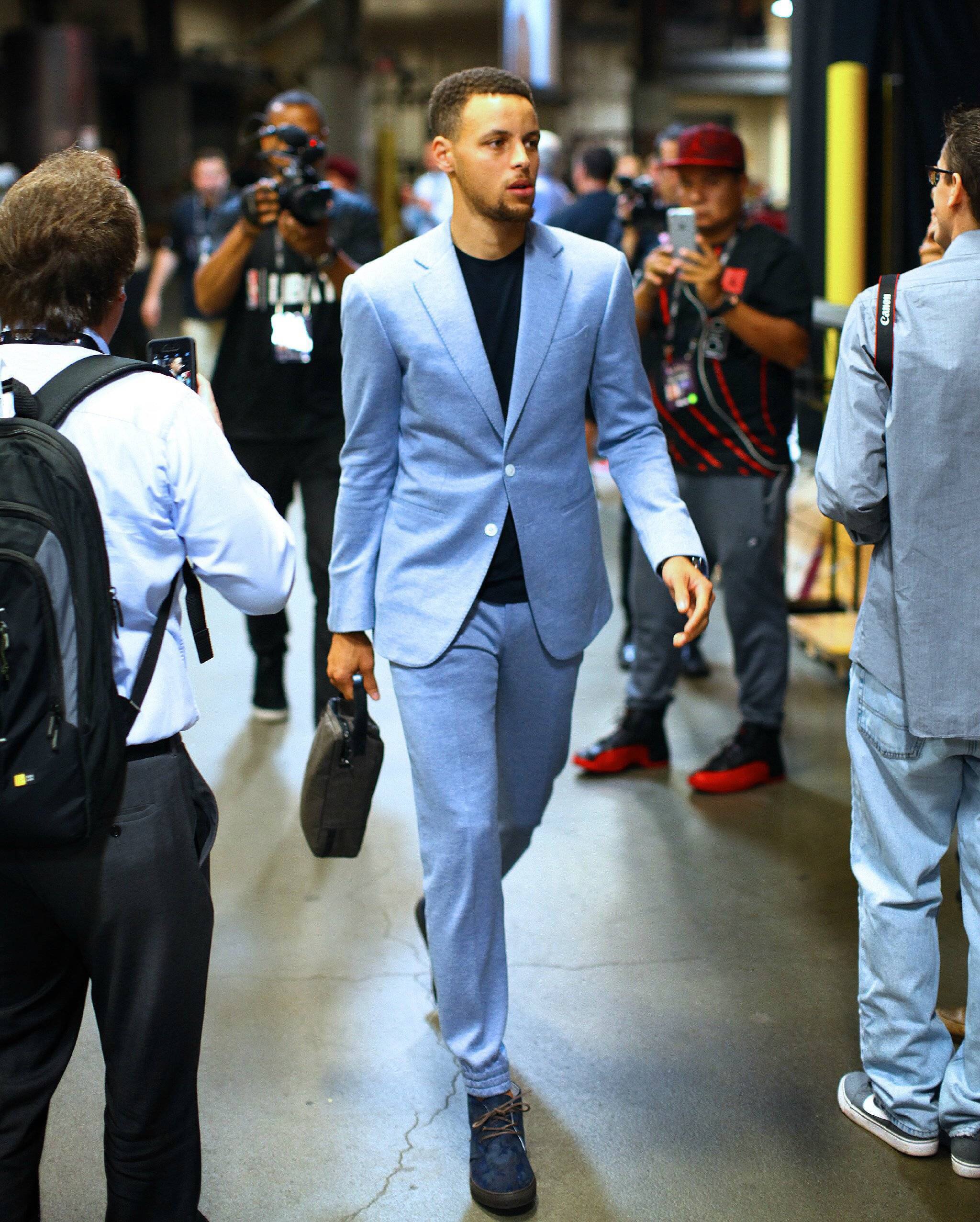 半场战报：皇家社会0-1比利亚雷亚尔，阿约塞-佩雷斯破门（半场战况：阿约塞-佩雷斯破门，皇家社会0-1暂落后比利亚雷亚尔）