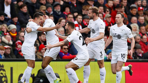 约翰逊回忆库里关键球，称一回头球已进网（约翰逊谈库里关键一投：回头就见球进了）