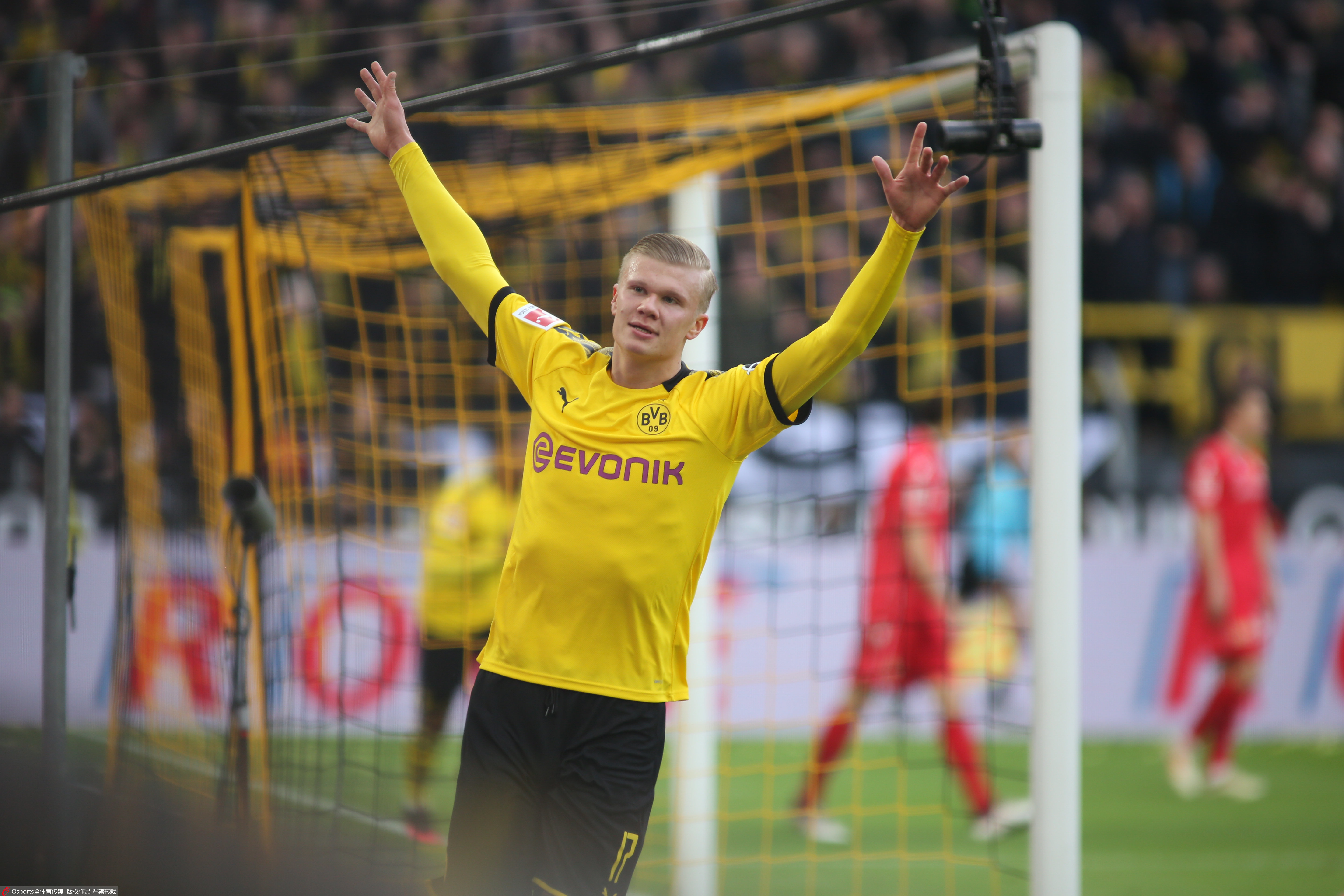 勇士双巨53分复仇太阳！库里连中关键球 追梦遭驱逐菜鸟20分立功（勇士双核合砍53分雪耻太阳！库里连中关键球 追梦被驱逐 新秀20分建功）