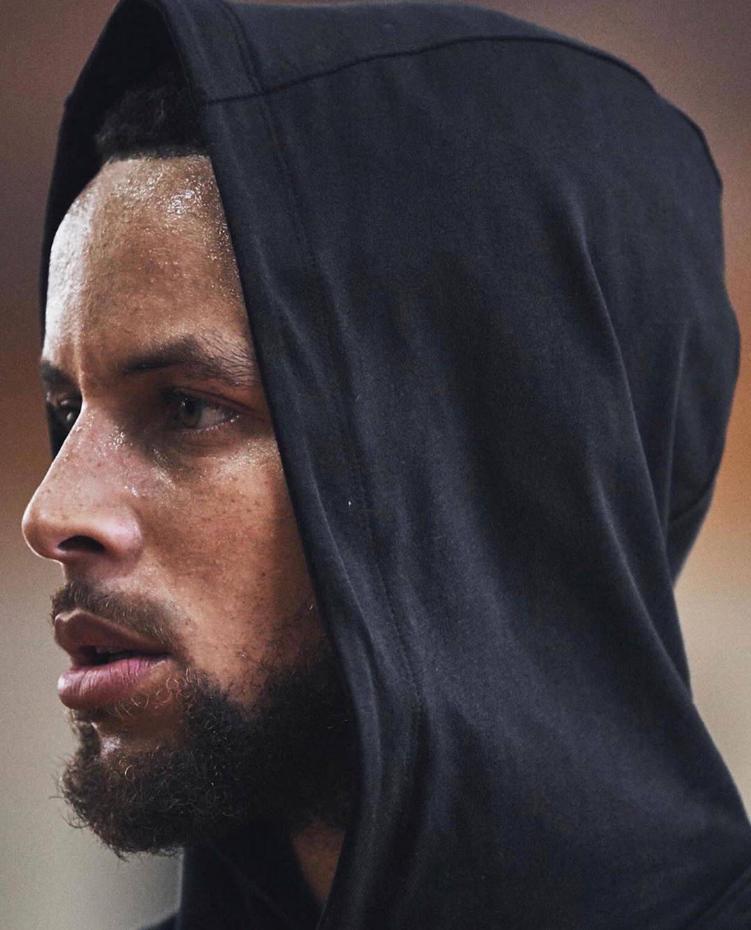 北青：中国之队经营状况不佳，国足集训热身放在国内能省成本（北青：因中国之队经营承压，国足将集训与热身留在国内以节省开支）