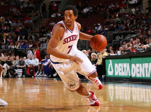 阿根廷队2026年世界杯球衣：经典蓝白条纹+黑色三道杠配饰（2026世界杯阿根廷球衣曝光：经典蓝白条纹配黑色三道杠点缀）