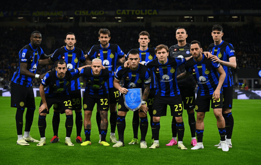 足球国足球迷自发制作横幅，为球队打气（国足球迷自发制作横幅为球队加油）