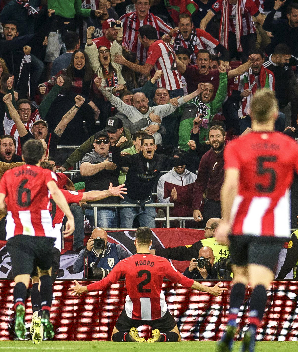 首节就要花！湖人半场46-69落后绿军 里夫斯7中2 绿军三分25中13（首节就被打花！湖人半场46-69落后凯尔特人 里夫斯7投2中 凯尔特人三分25投13中）