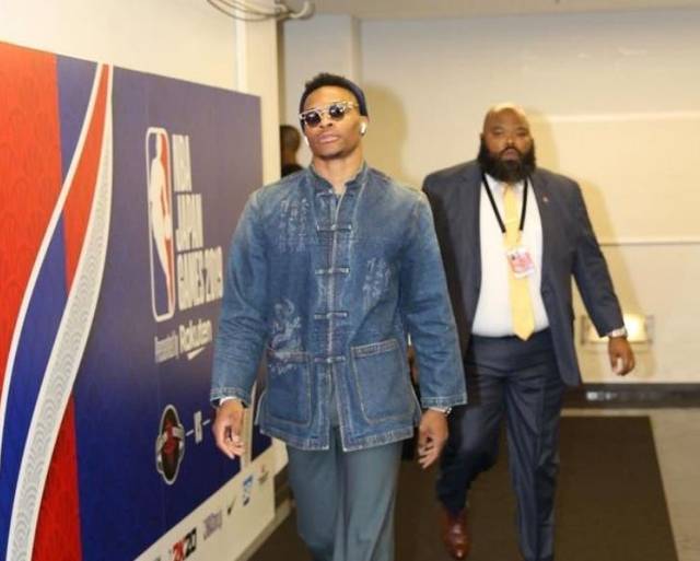 庆祝波兰独立日，莱万将纽约帝国大厦点亮为白红色（莱万为庆祝波兰独立日点亮纽约帝国大厦白红灯光）