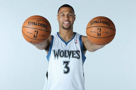 状态火热！乔治半场13中8得到27分3篮板4助攻（手感爆棚！乔治半场13投8中砍下27分3板4助）